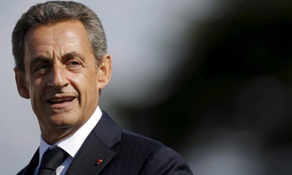 Sarkozy / Vexé par la taille de son nom, il fait refaire les cartons