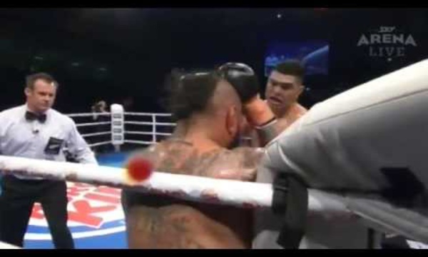 Un boxeur exige l'arrêt du combat alors qu'il tabasse son adversaire