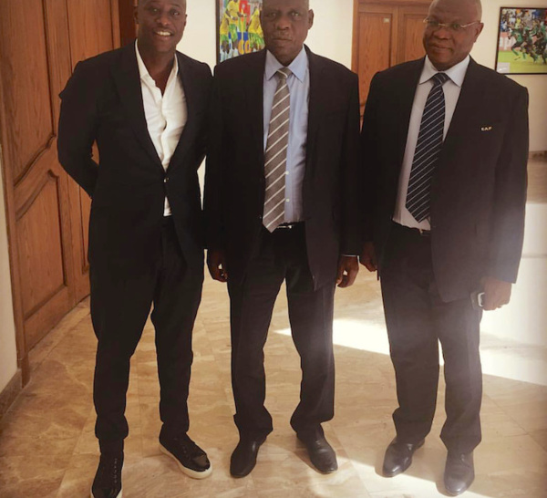 Prise de fonction de la Commission technique de la CAF au Caire : L'ancien international Sénégalais devenu Consultant Khalilou Fadiga pose avec Issa Hayatou