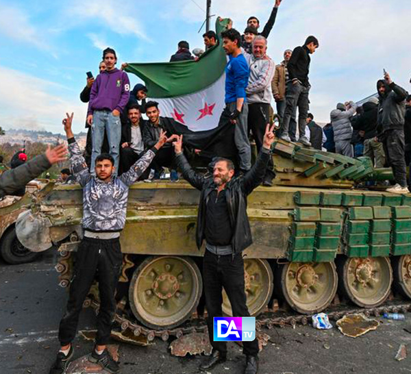Syrie: à la télévision publique, les rebelles annoncent la chute du "tyran" Assad