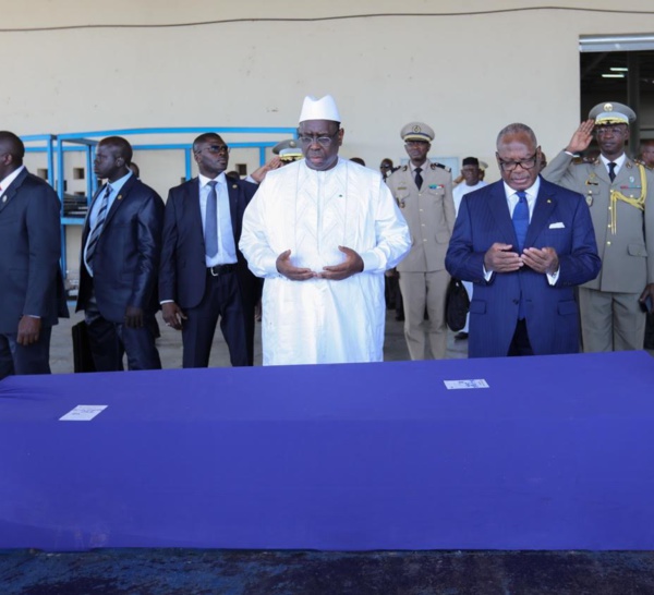 BAMAKO : Les Présidents Sall et Keïta s'inclinent devant le corps de Assane Sall, avant son rappatriement à Dakar