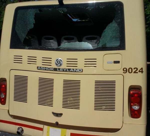 PETERSEN : Les ambulants déguerpis caillassent un bus de Dakar Dem Dikk (Images)