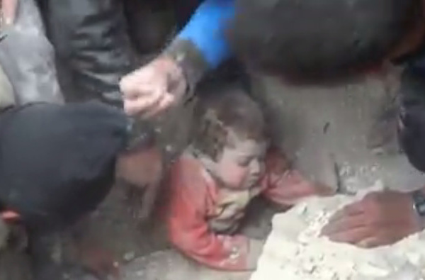 Vidéo incroyable : Un bébé retrouvé dans les débris d'une maison qui s'est écroulée suite à une attaque des forces de Bachar el-Assad