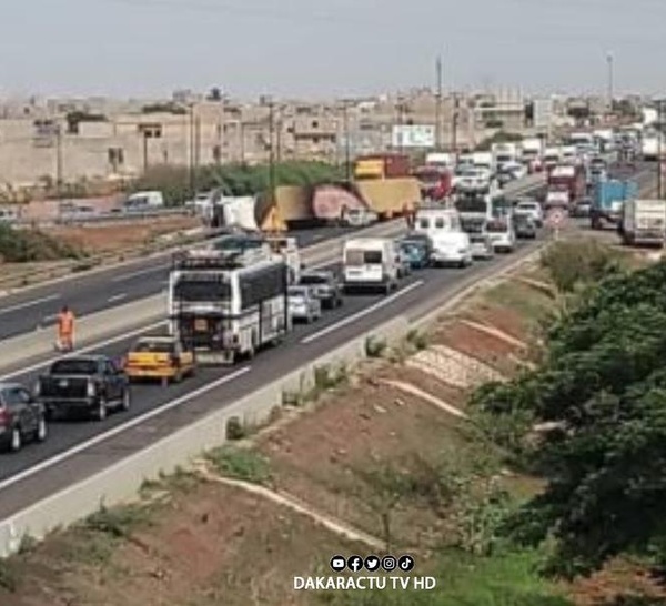 Trafic perturbé sur l’axe AIBD-Dakar : Trois accidents provoquent d’importants bouchons