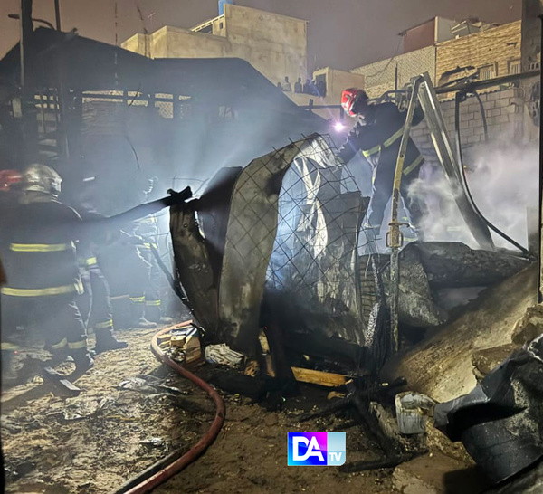 Parc Lambaye (Pikine) : Un violent incendie ravage tout sur son passage (images)