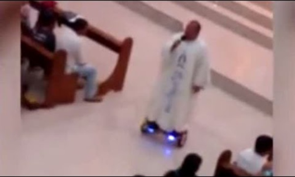 VIDÉO : Un prêtre philippin suspendu pour avoir avoir utilisé un hoverboard pendant la messe de Noël