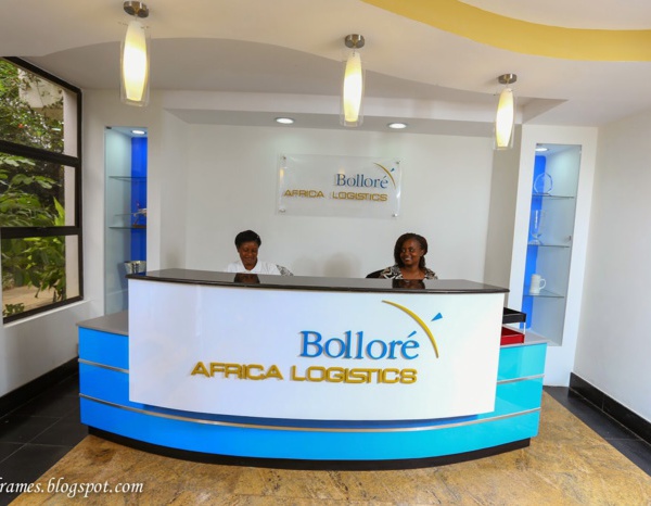 Pour protester contre les discriminations et le traitement illégal, les travailleurs de Bolloré Africa Logistique Sénégal en brassard rouge