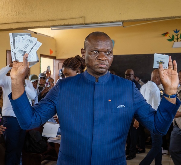 Présidentielle au Gabon: le "président-candidat" Oligui en tête selon des résultats partiels