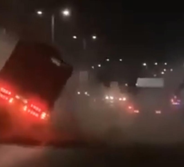 Course poursuite sur la RN1 entre deux camions : Le camion conteneur se renverse !