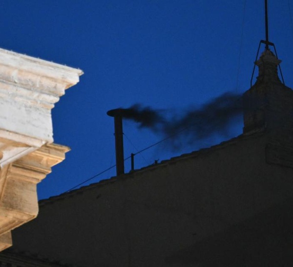 Fumée noire au Vatican, pas de pape après le premier jour du conclave