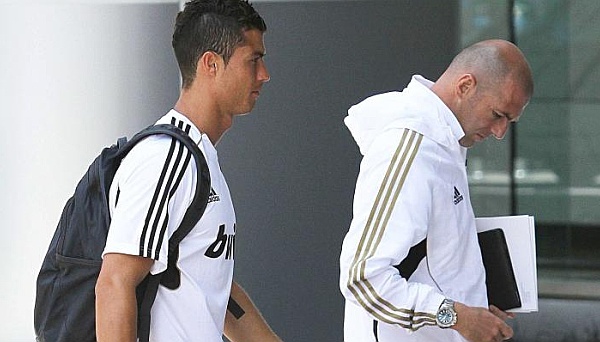 Real de Madrid : Cristiano Ronaldo cire les pompes de Zidane, «il fait mieux les choses»