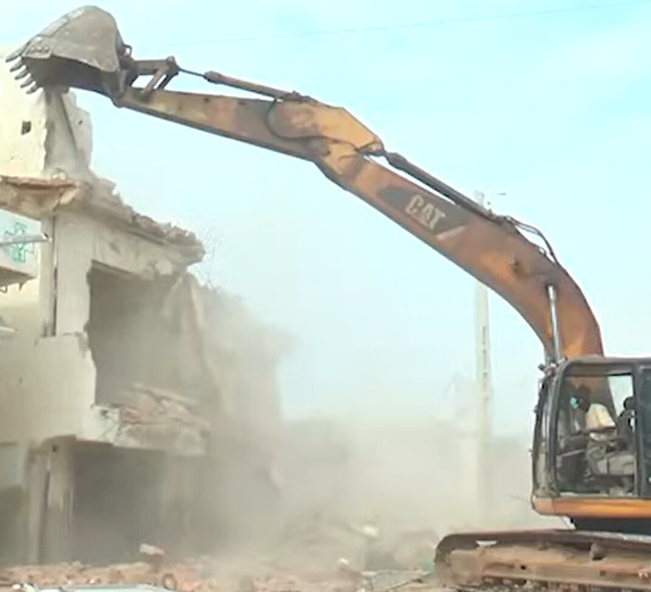 TOUBA- Le 1er bâtiment  menaçant ruine ciblé a été détruit par des bulldozers sous les ordres du préfet de Mbacké