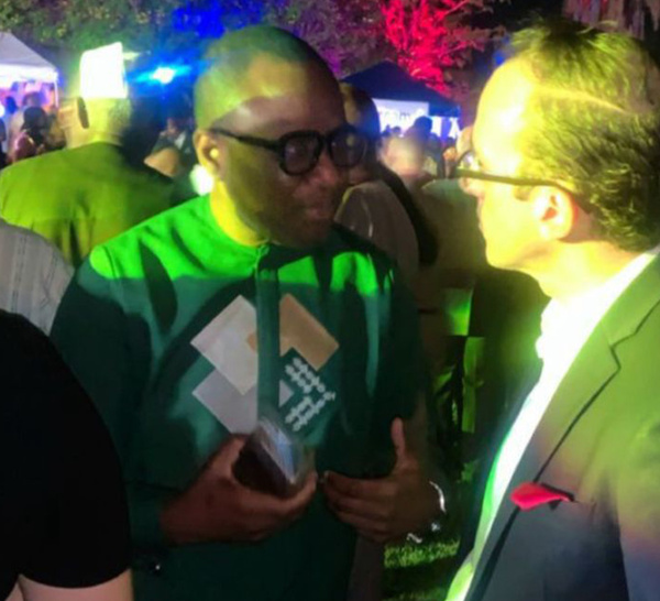 Ambassade des USA au Sénégal : Badara Gadiaga aperçu en pleine discussion avec le chef de la section politique, Michael Rosenthal.