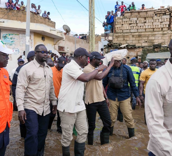 Thiaroye : Après le passage des vagues destructrices, Le president Bassirou Diomaye Faye promet assainissement et restructuration urbaine