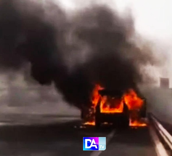 Trafic perturbé sur l’autoroute à péage : un véhicule en feu provoque 5 km de bouchons à Keur Massar