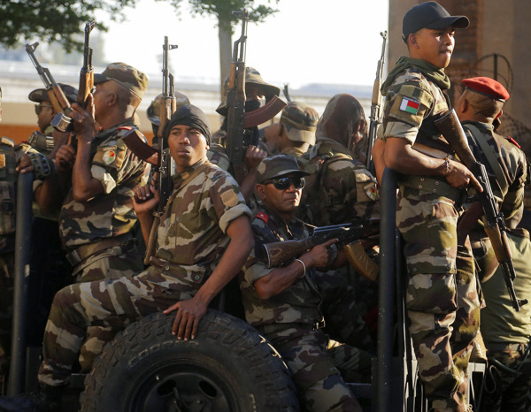 Madagascar: les militaires prennent le pouvoir après un vote de destitution du président