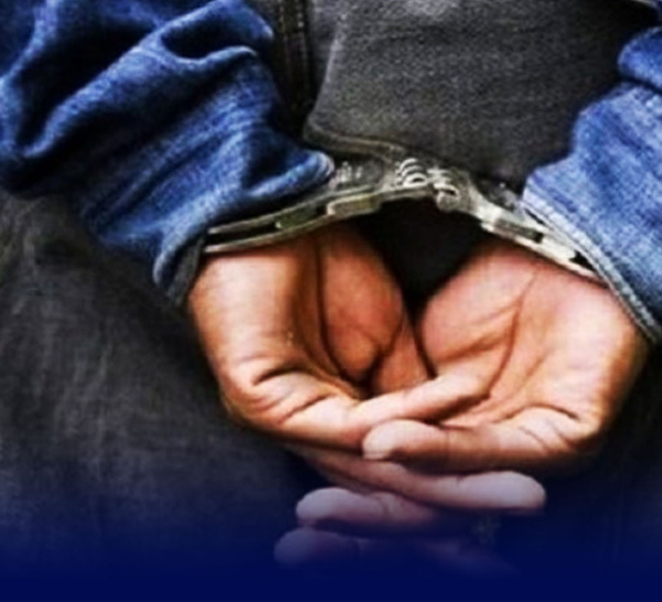 Le quincailler modèle devenu fugitif : 46,5 millions envolés, deux épouses laissées derrière, et une cavale jusqu’en Guinée