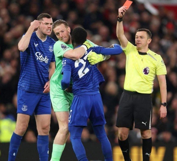 ROUGE / Idrissa Gueye expulsé pour une altercation avec son coéquipier / scène surréaliste à Old Trafford