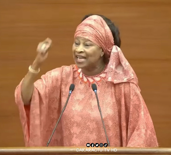 Dette « cachée »/ Me Aïssata Tall Sall devant le ministre Cheikh Diba: « Expliquez nous comment une dette peut elle être cachée…? »