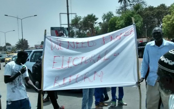 MANIFESTATIONS EN GAMBIE : Plusieurs blessés et arrestations…, crainte d’un couvre-feu