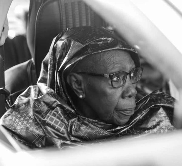 Décès d’Adja Khar Mbaye Madiaga : les hommages d’Ismaël Lô et de Macky Sall