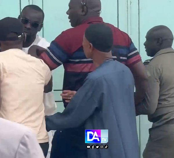 Farba Ngom introuvable au pavillon spécial : Ses militants expriment leur colère devant l’administration pénitentiaire