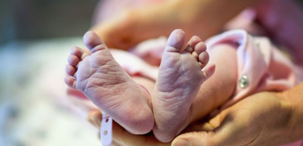En état de mort cérébrale depuis 55 jours, une femme accouche d'un bébé