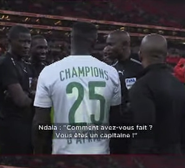 Scène surréaliste après la finale Sénégal - Maroc : Le corps arbitral remercie Sadio Mané comme un sauveur