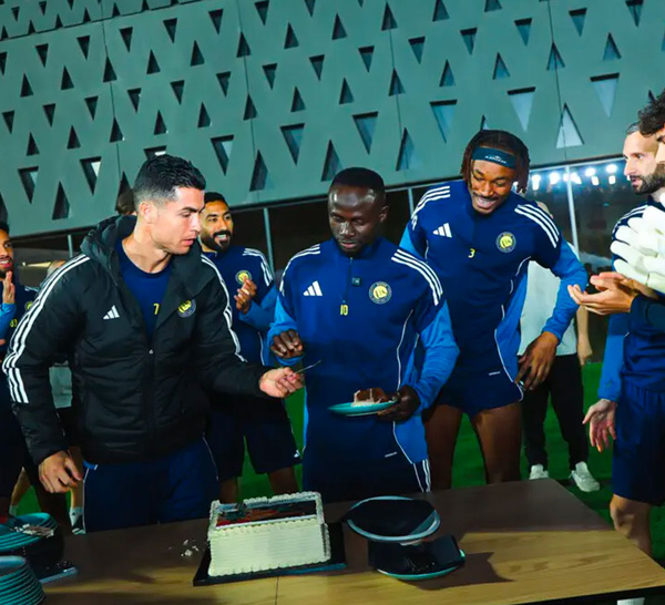 Sadio Mané accueilli triomphalement par ses coéquipiers à Al Nassr