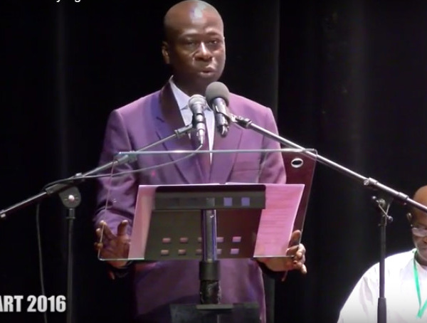 Baïdy Agne, président du comité d'orientation de la biennale, tresse des lauriers au président Macky Sall