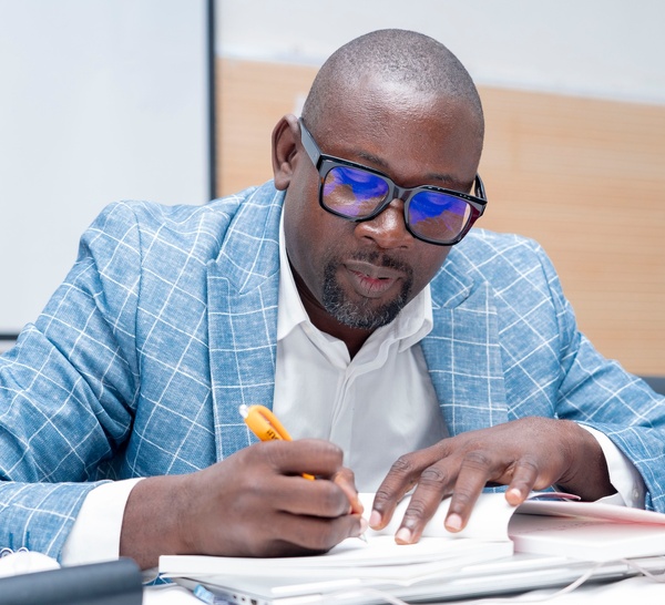 Café Littéraire : Paul Sédar Ndiaye dissèque les fondements du couple dans son roman " L’Équilibre du Cœur", lors de la Saint Valentin