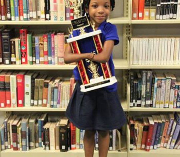 Née sans mains, Anaya, 7 ans, remporte un concours d'écriture