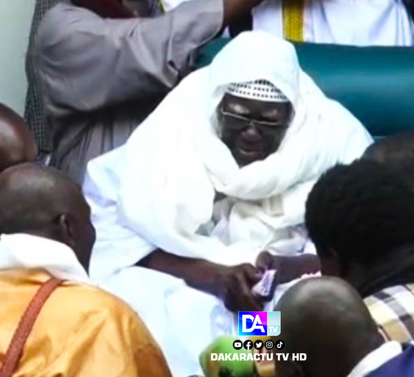 TOUBA - Le khalife des Baayfall remet à Serigne Mountakha un aadiya de 500 millions de francs