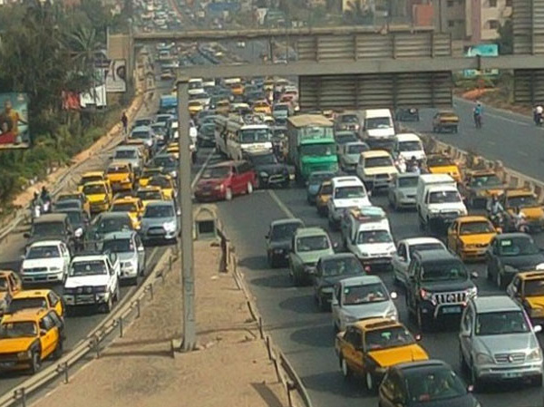 Axe Aibd-Dakar : le renversement d’un camion perturbe fortement la circulation vers Dakar