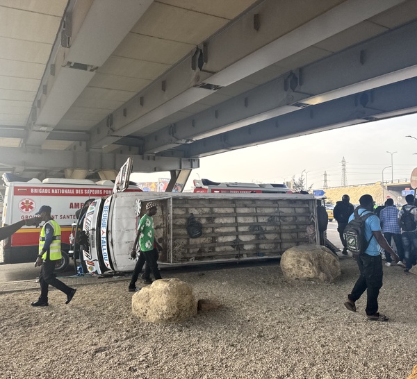 Accident à Pikine : Un « Ndiaga Ndiaye » se renverse au rond-point EDK, plusieurs blessés