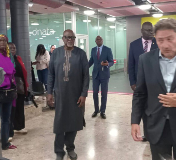 Suisse - Concert de la Journée de l’Afrique : un accueil chaleureux réservé aux artistes Ismaël Lo, Mahawa Kouyaté et leurs musiciens à l’aéroport de Genève