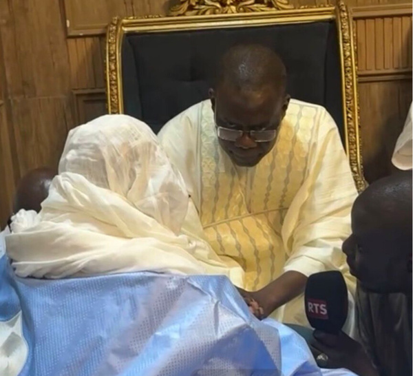 TOUBA- Serigne Mountakha reçoit le Premier ministre Al Aminou Lô, l’assure de ses prières et transmet un message au Président