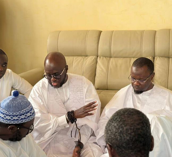 Deuil à Touba / Ousmane Sonko et El Malick Ndiaye  venus présenter leurs condoléances,  reçus par le khalife et par Serigne Bass Ibn Serigne Saliou