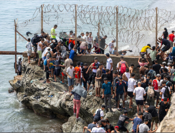 L’Espagne installe une barrière flottante à la frontière de Ceuta - Le bilan monte à 67 morts
