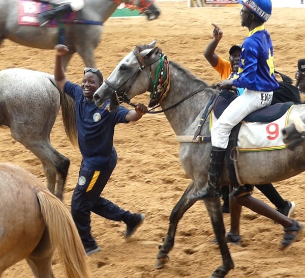 Courses hippiques : Kikanela remporte le grand prix du Chef de l'État (les temps forts)