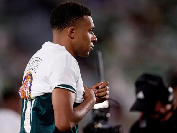 Espagne: critiqué, Kylian Mbappé s’explique après avoir refusé de porter entièrement un t-shirt de soutien à Ceuta