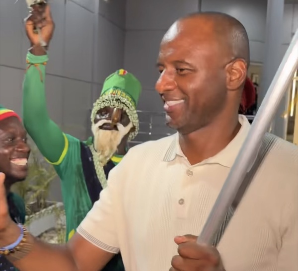 Patrick Vieira arrivé à Dakar, accueilli par des supporters à l'aéroport