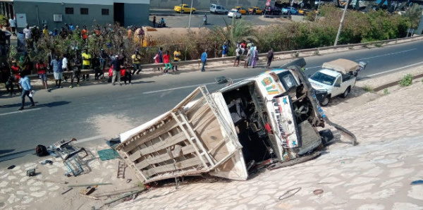 Accident sur l'autoroute : Un "Ndiaga Ndiaye" fait une sortie de route à hauteur du Technopole (Pikine)