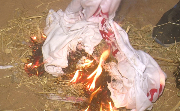TOUBA SAM - Des jeunes de la coalition du Non brûlent leurs tee-shirts