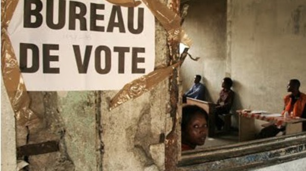 Un leader politique se livre à des pratiques mystiques dans les bureaux de vote
