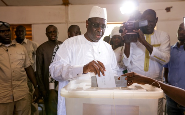 Macky Sall après l’accomplissement de son vote : « Je prie pour que l'intérêt du Sénégal sorte des urnes ce soir!  »