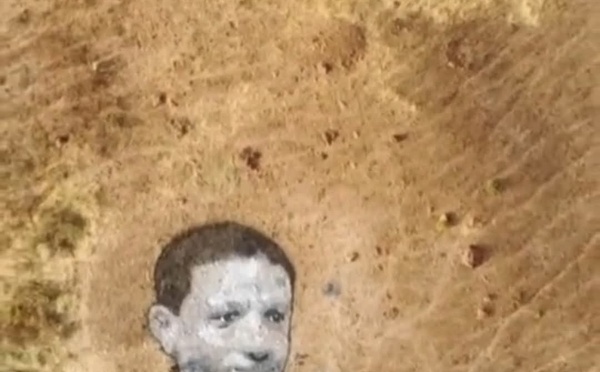 Thiès : Un artiste réalise le portrait de l'étudiant Abdoulaye Bâ sur les montagnes à l'entrée de la commune