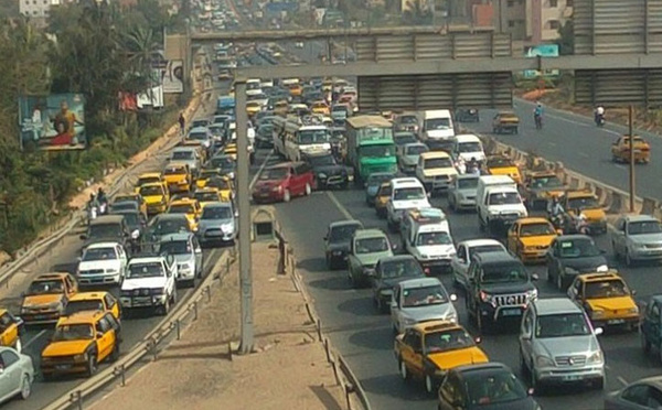 Axe Aibd-Dakar : le renversement d’un camion perturbe fortement la circulation vers Dakar