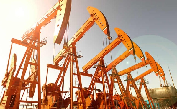 Conflit au Moyen-Orient: le pétrole flambe de 13% à plus de 80 dollars le baril