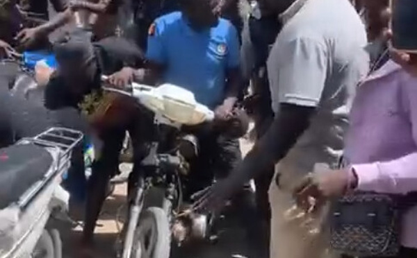 Insolite à Thiès : des conducteurs de Jakarta interpellent un Asp et le livrent à la police pour non port de casque